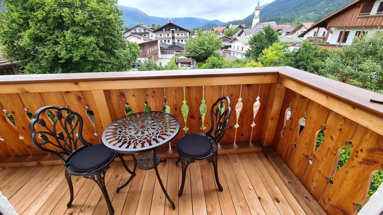 Bunter Hirsch Ferienwohnung Im Garmischer Zentrum Exteriör bild
