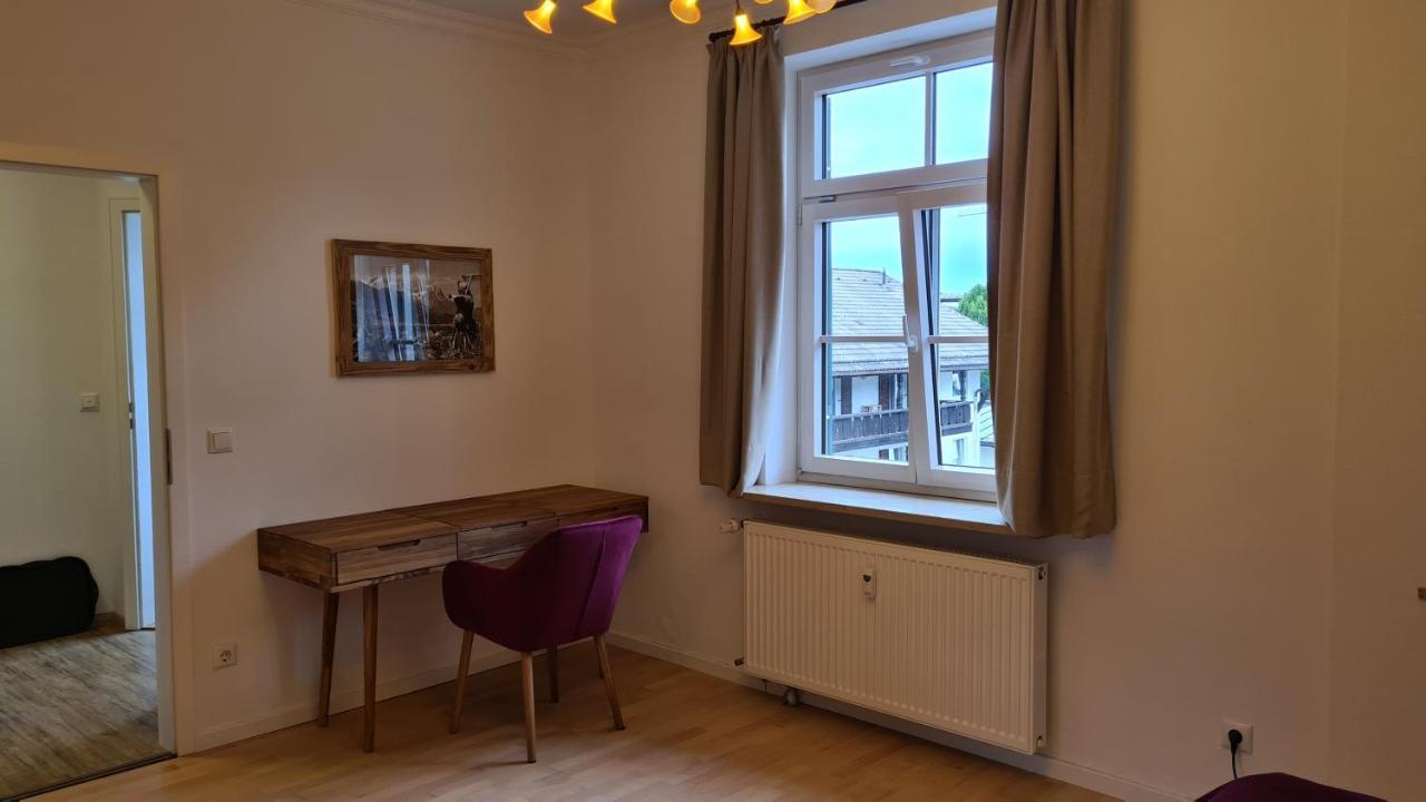 Bunter Hirsch Ferienwohnung Im Garmischer Zentrum Exteriör bild