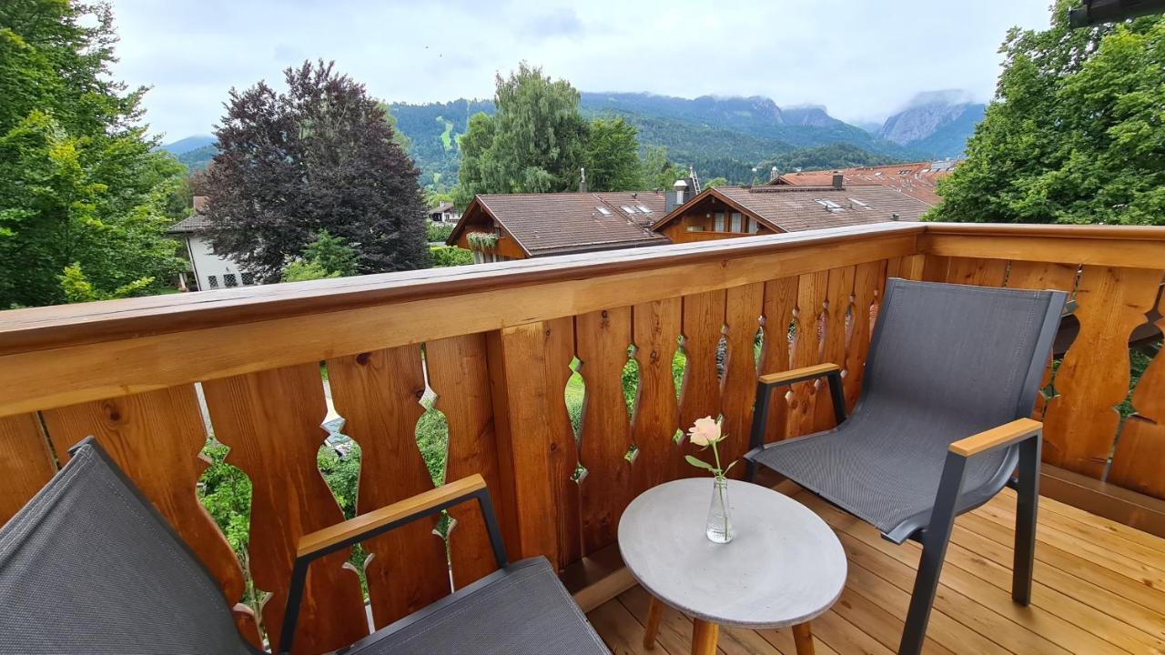 Bunter Hirsch Ferienwohnung Im Garmischer Zentrum Exteriör bild