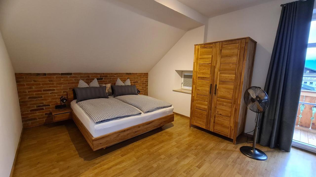 Bunter Hirsch Ferienwohnung Im Garmischer Zentrum Exteriör bild