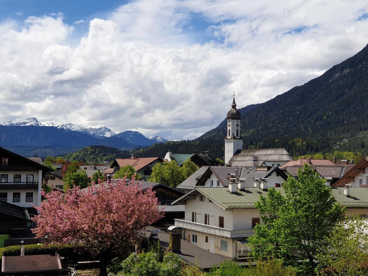 Bunter Hirsch Ferienwohnung Im Garmischer Zentrum Exteriör bild