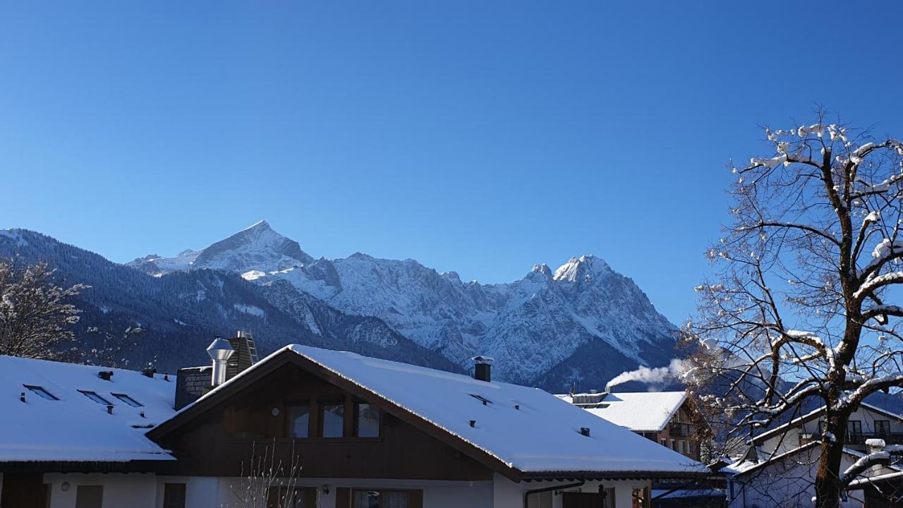 Bunter Hirsch Ferienwohnung Im Garmischer Zentrum Exteriör bild